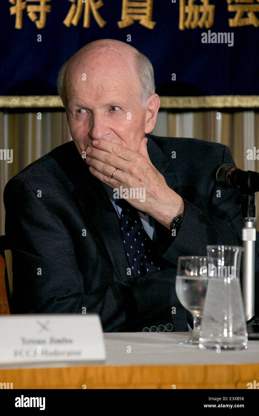 Tokyo, Japon. 1er juillet 2014. Frank von Hippel, professeur émérite de l'Université de Princeton s'exprime sur le Japon prévoit de commencer à exploiter l'usine de retraitement de Rokkasho Pant de séparer plus de plutonium au Club des correspondants étrangers du Japon le 1 juin 2014. Von Hippel et Janberg présentera à l'engagement du Premier Ministre de nouvelles propositions visant à empêcher l'usine de retraitement de Rokkasho de générer des niveaux de plutonium qui pourrait encore augmenter le stock excédentaire. © Rodrigo Reyes Marin/AFLO/Alamy Live News Banque D'Images