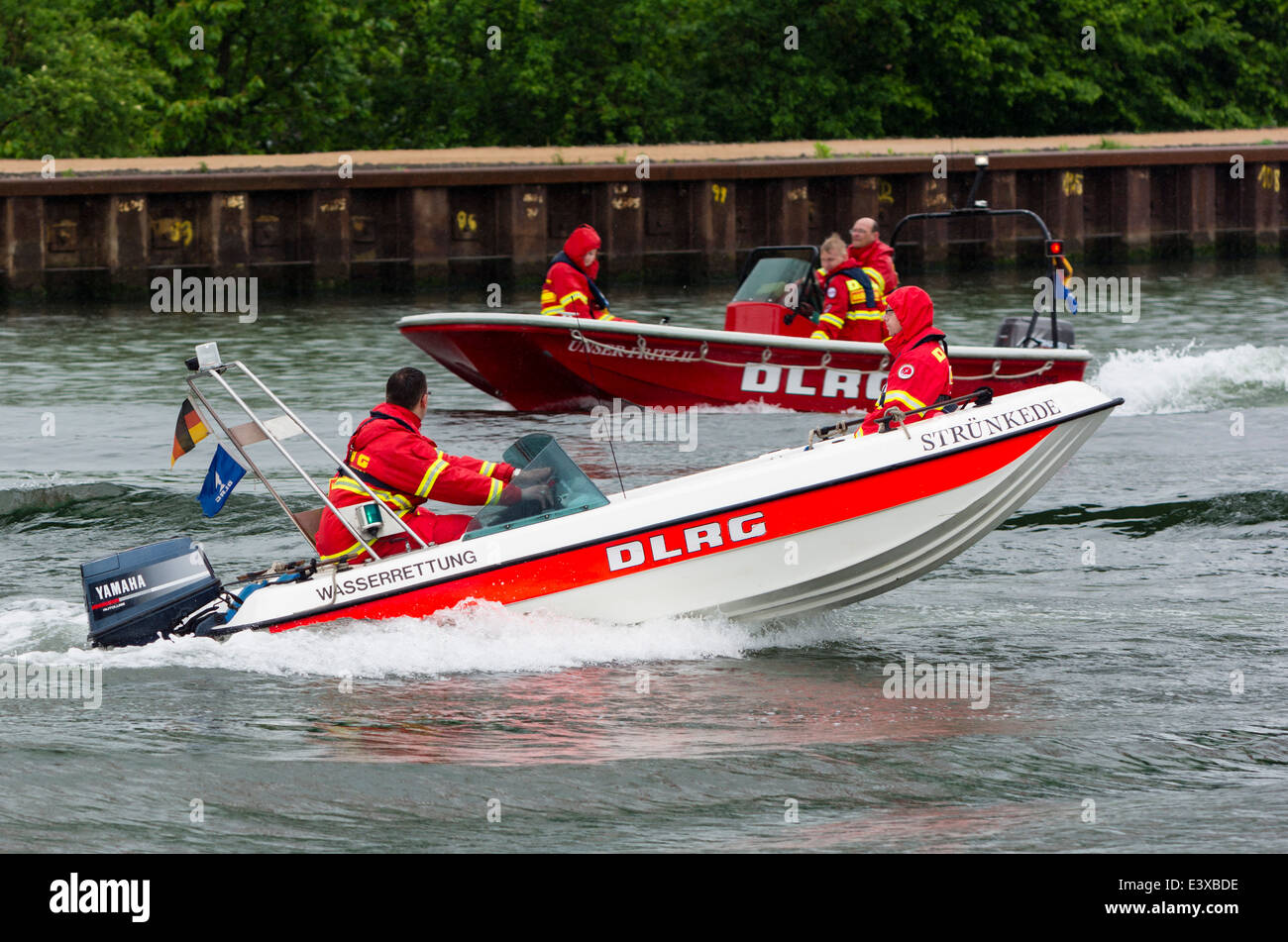 Deux canots DLRG dur sur le German Rhein-Herne-Kanal. Banque D'Images