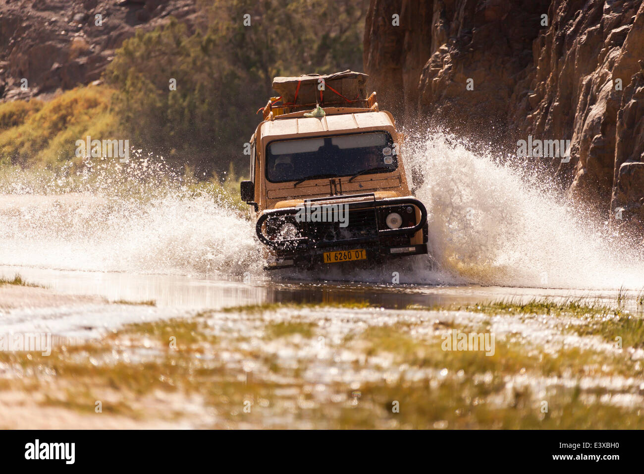 Land Rover lors d'un passage à niveau, l'eau, Puros Kaokoland, Namibie Banque D'Images