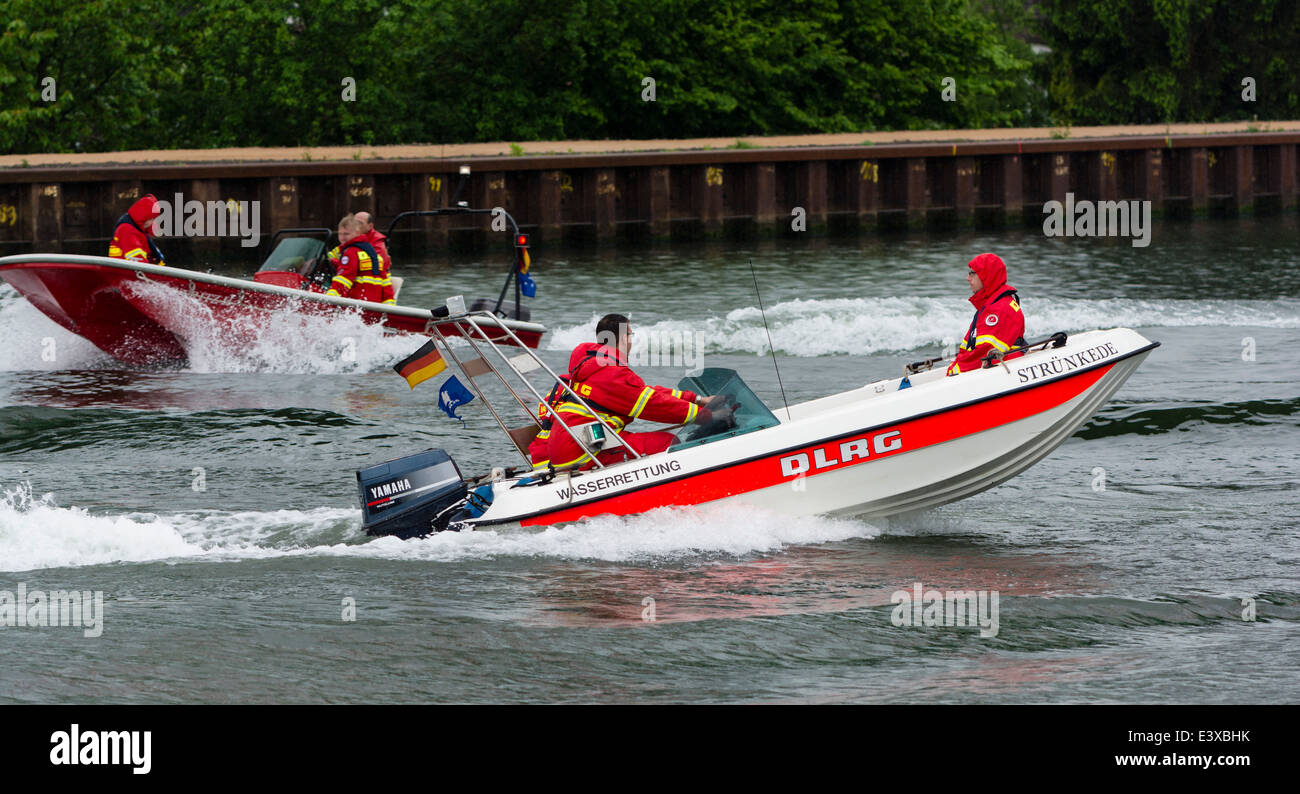 Deux canots DLRG dur sur le German Rhein-Herne-Kanal. Banque D'Images