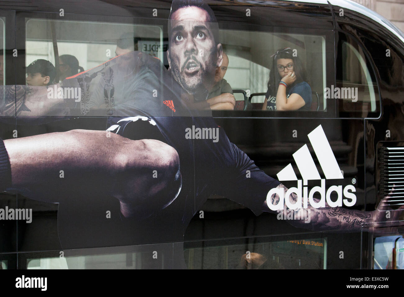 Publicité Adidas sur un bus Routemaster de Londres, mettant en vedette la campagne de Coupe du monde « All In or Nothing », Londres, Royaume-Uni Banque D'Images