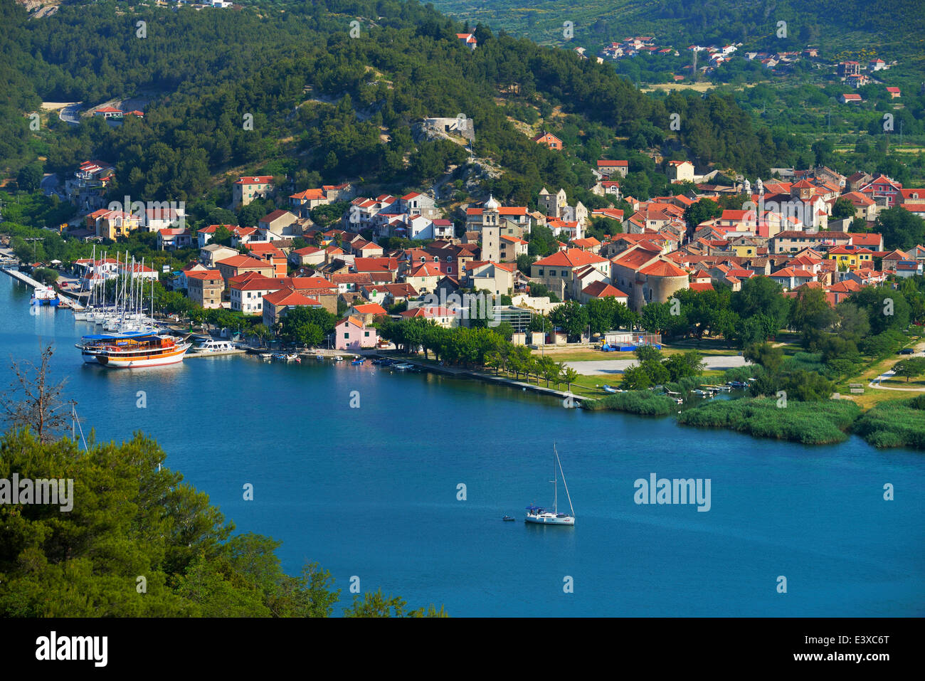 Le paysage urbain de Skradin, rivière Krka, Dalmatie, Croatie Banque D'Images