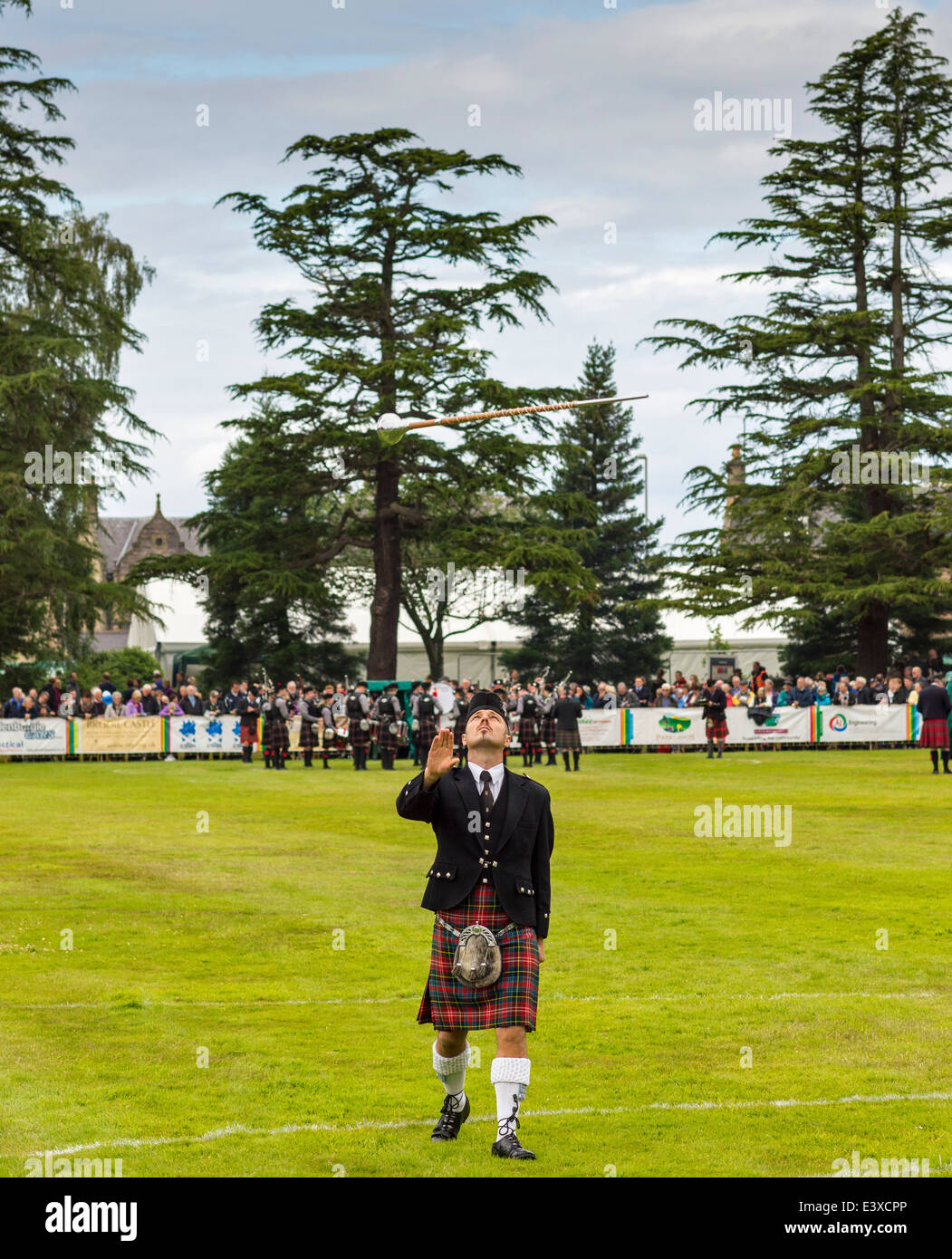 Tambour major JETTE SA MACE VERS LE HAUT POUR LE CIEL À L'ECOSSE DE FORRES Pipe Band Championships JUIN 2014 Banque D'Images