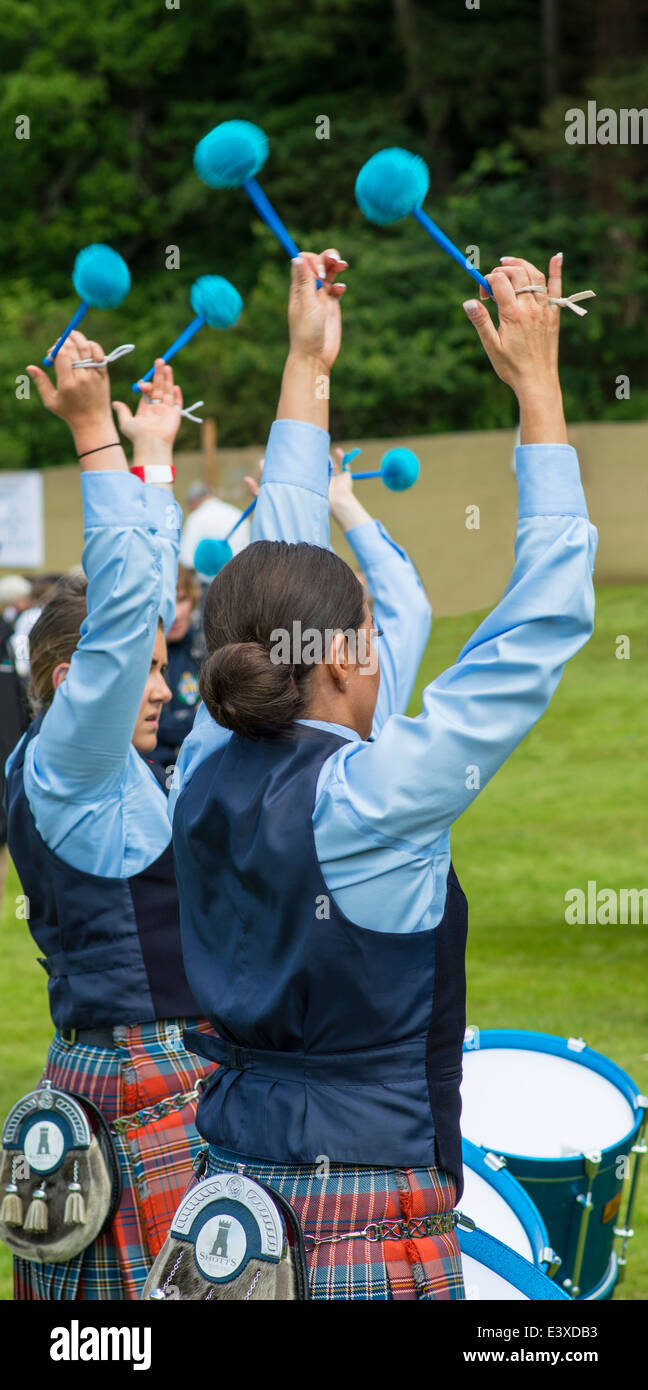 Fille TOURNOIE LE BATTEUR POM POM PILONS À L'Pipe Band Championships 2014 ECOSSE À FORRES Banque D'Images