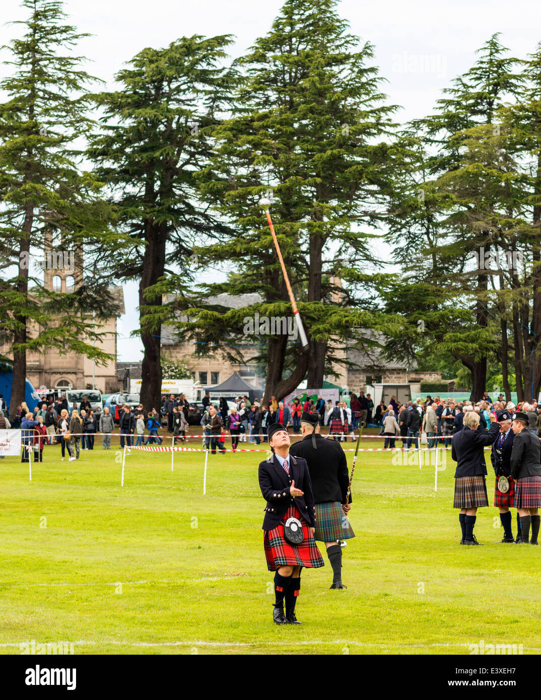 Dame TAMBOUR-MAJOR À PROPOS D'ATTRAPER UN MACE À FORRES ECOSSE EUROPEAN Pipe Band Championships JUIN 2014 Banque D'Images