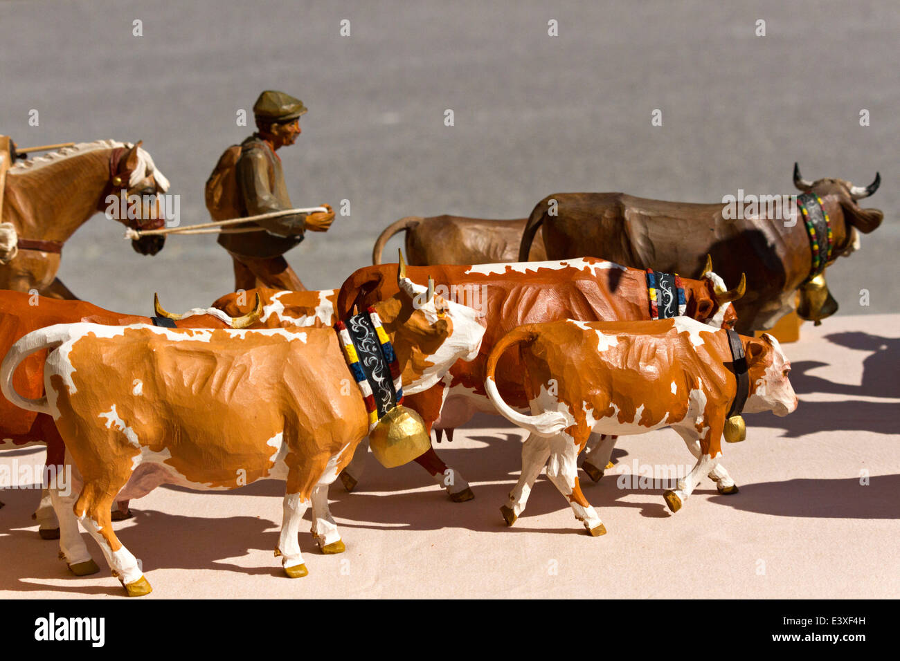 Modèles en bois sculpté à la main de vaches laitières, Upper Bavaria, Germany, Europe. Banque D'Images
