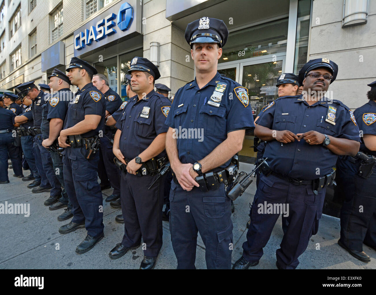 Un groupe de policiers d'attendre l'enseignement avant la parade de la Gay Pride à New York City. Banque D'Images