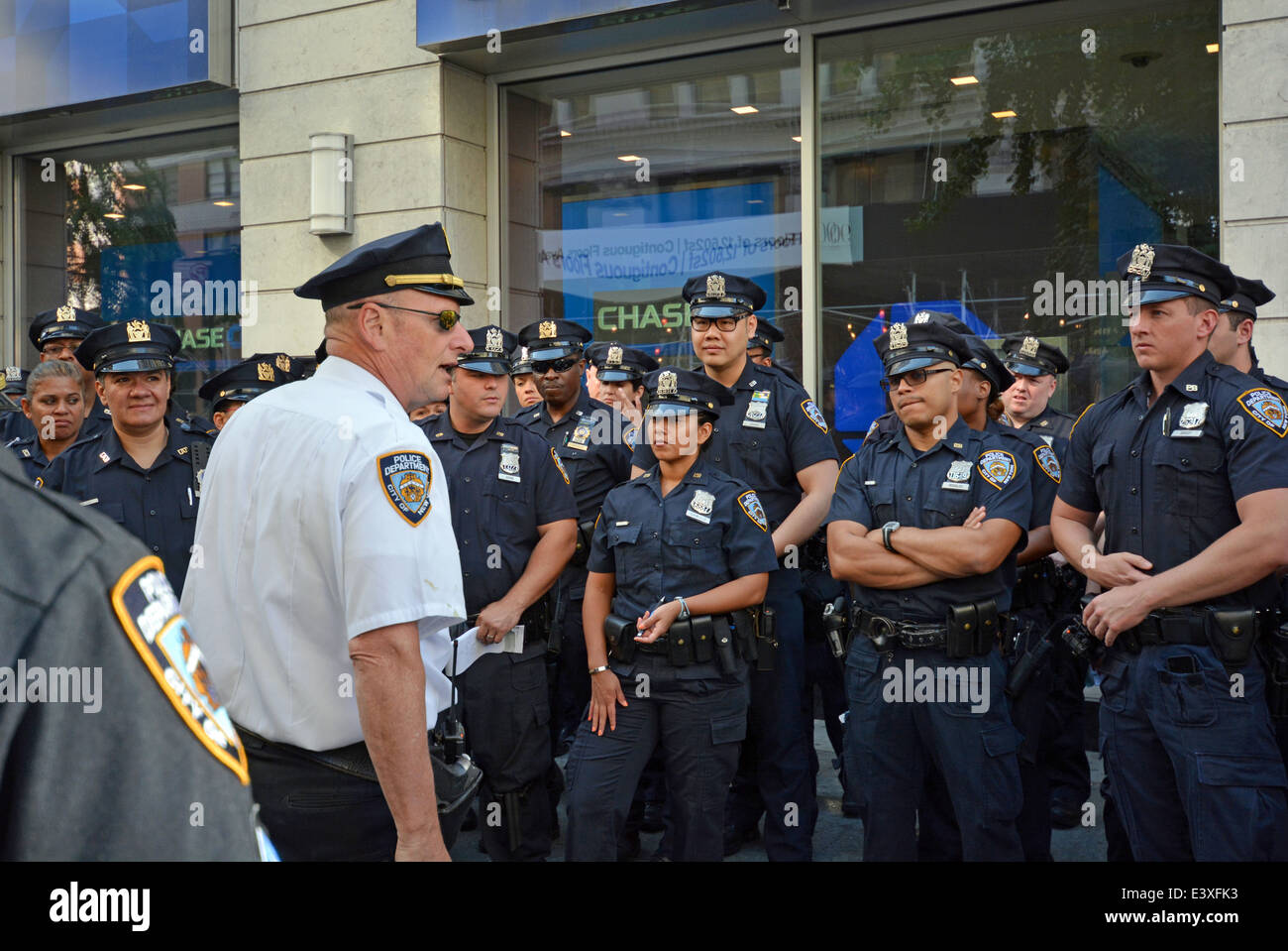 Un groupe de policiers obtenir des instructions avant la parade de la Gay Pride à New York City. Banque D'Images