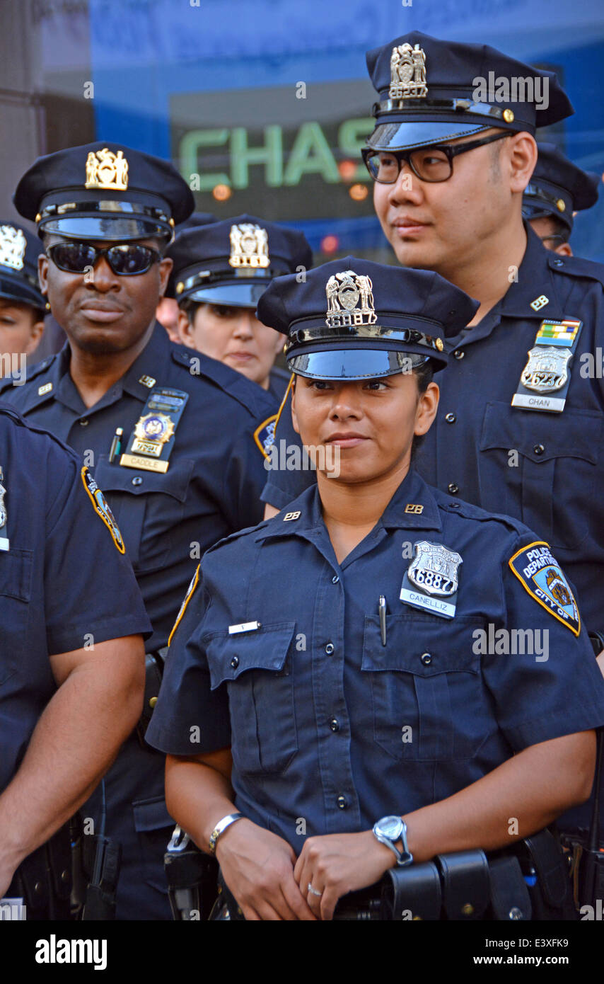 Un groupe de policiers d'attendre l'enseignement avant la parade de la Gay Pride à New York City. Banque D'Images