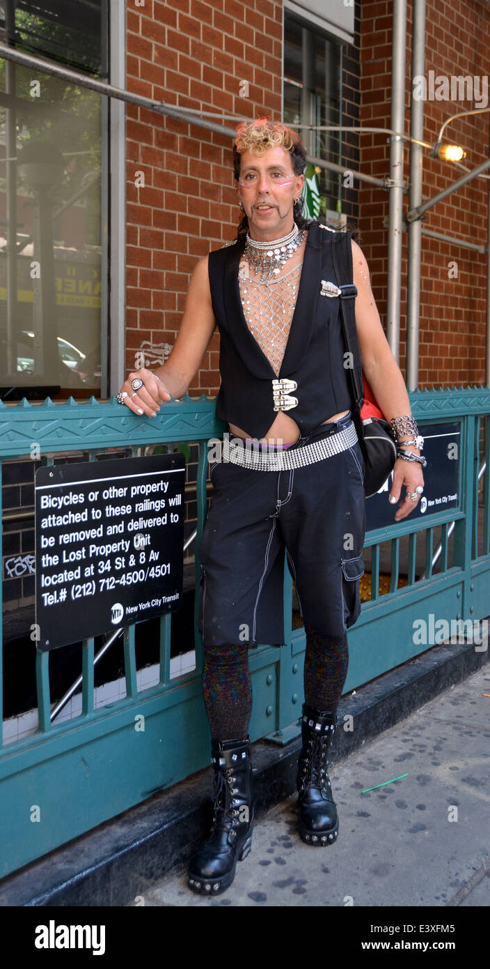 Portrait d'un homme dans une tenue inhabituelle sur le chemin de la Parade  de la Gay Pride à New York City Photo Stock - Alamy