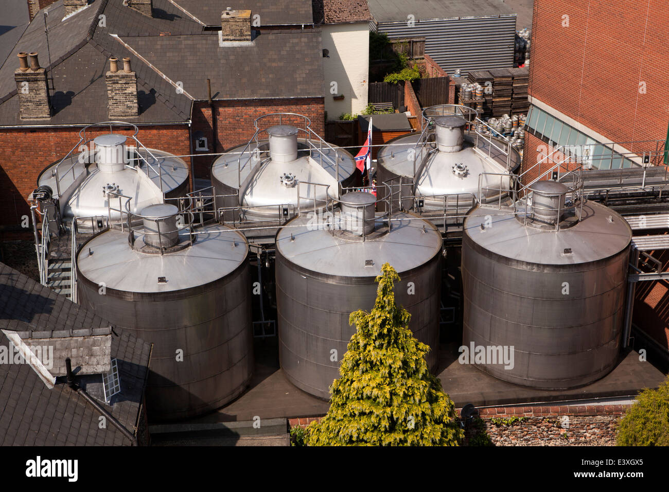 Royaume-uni l'Angleterre, dans le Suffolk, Bury St Edmunds, Greene King Brewery bière fini les navires de stockage Banque D'Images