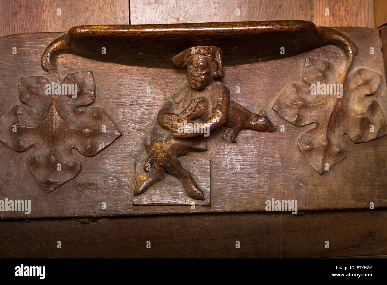Royaume-uni l'Angleterre, dans le Suffolk, Lavenham, Église Paroissiale, misericord montrant de cornemuse jouant pig Banque D'Images