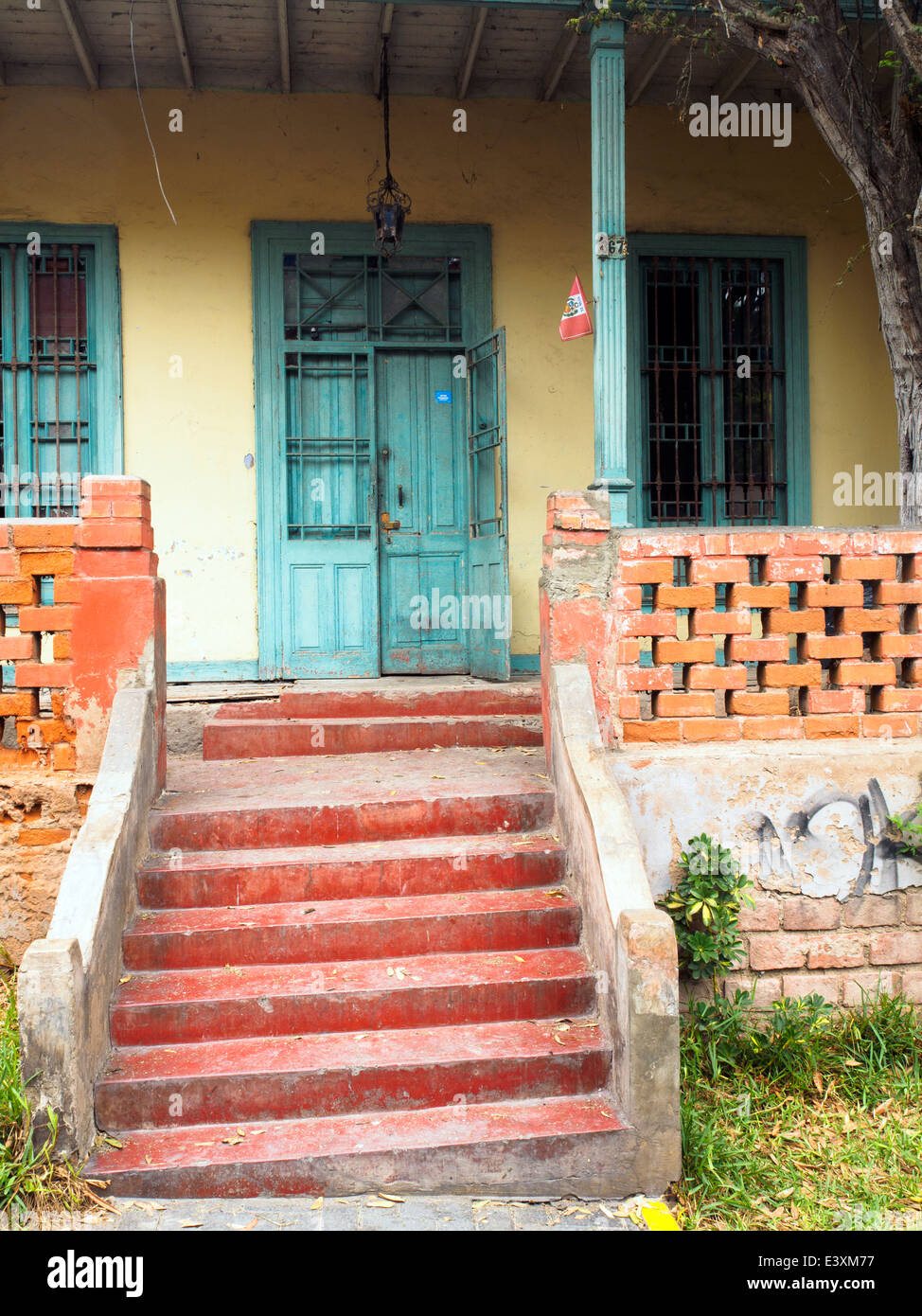 Maison dans l'allée menant à la mer qui traverse Barranco, appelé Bajada de los Baños - Lima, Pérou Banque D'Images