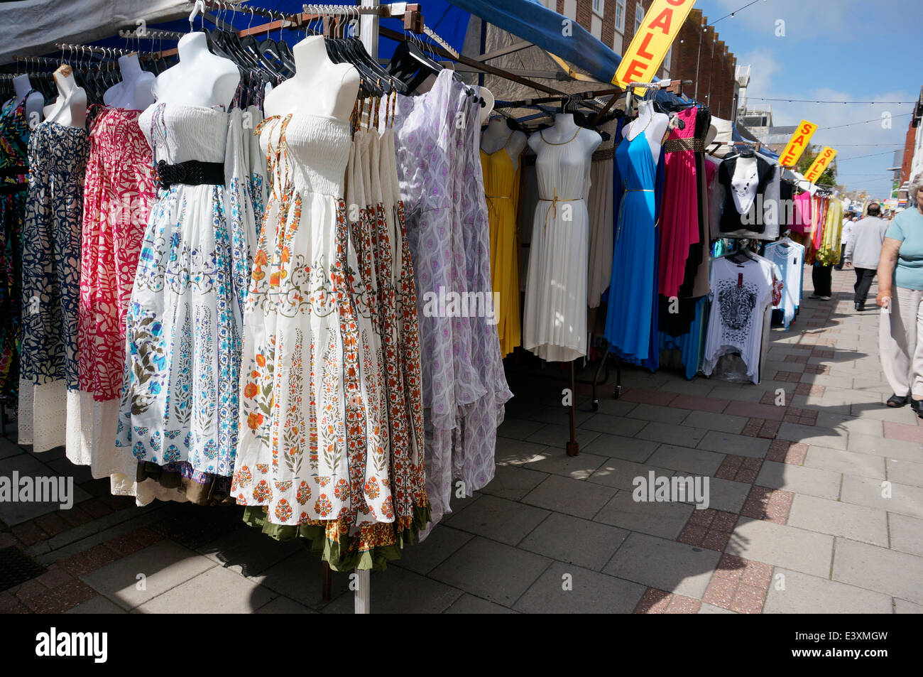 Une échoppe de marché la vente d'une sélection de vêtements robes & cie dans la zone piétonne de la cité de Worthing West Sussex UK Banque D'Images