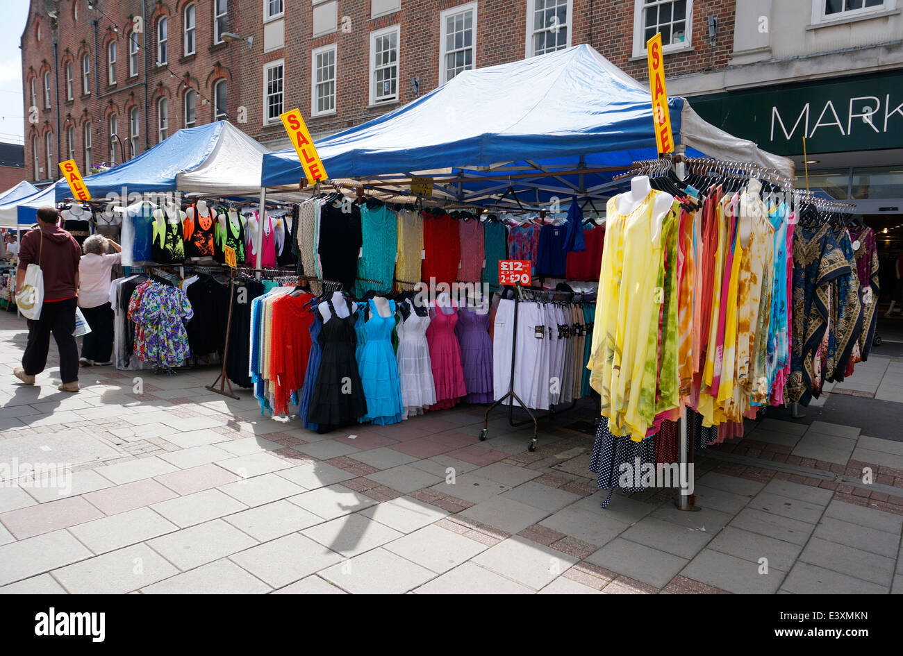 Une échoppe de marché la vente d'une sélection de vêtements robes & cie dans la zone piétonne de la cité de Worthing West Sussex UK Banque D'Images