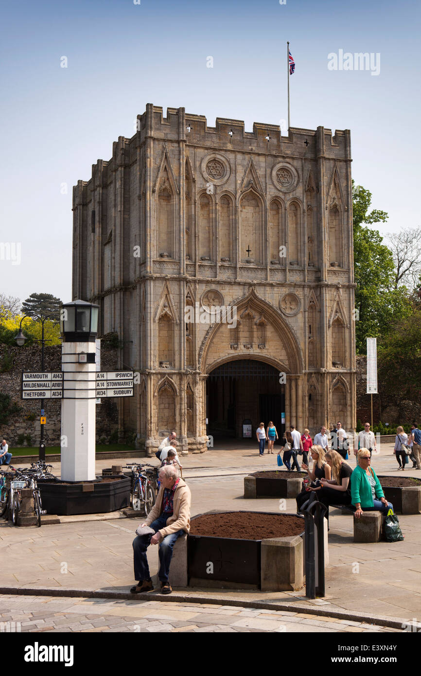 Royaume-uni l'Angleterre, dans le Suffolk, Bury St Edmunds, Angel Hill, statue de sel et signpost Abbey Gate Banque D'Images