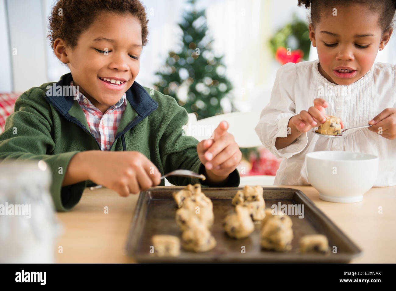 Les enfants noirs baking cookies ensemble Banque D'Images