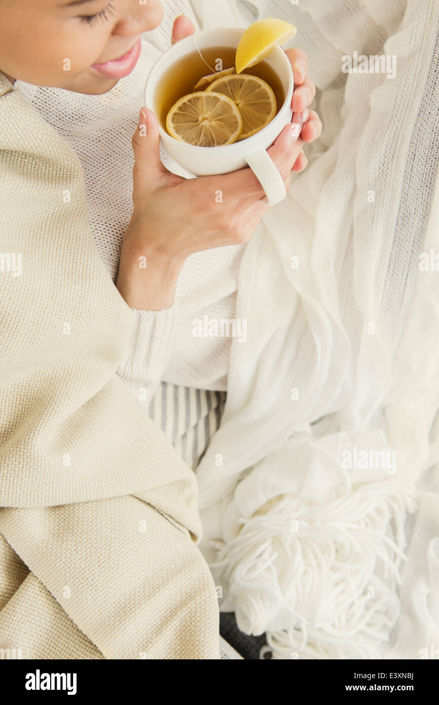 Femme noire de boire une tasse de thé au citron Banque D'Images