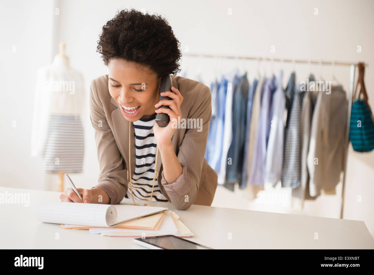Couturière noire parlant au téléphone en studio Banque D'Images