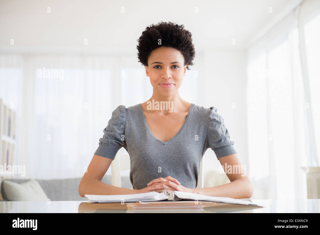 Black woman working at desk Banque D'Images