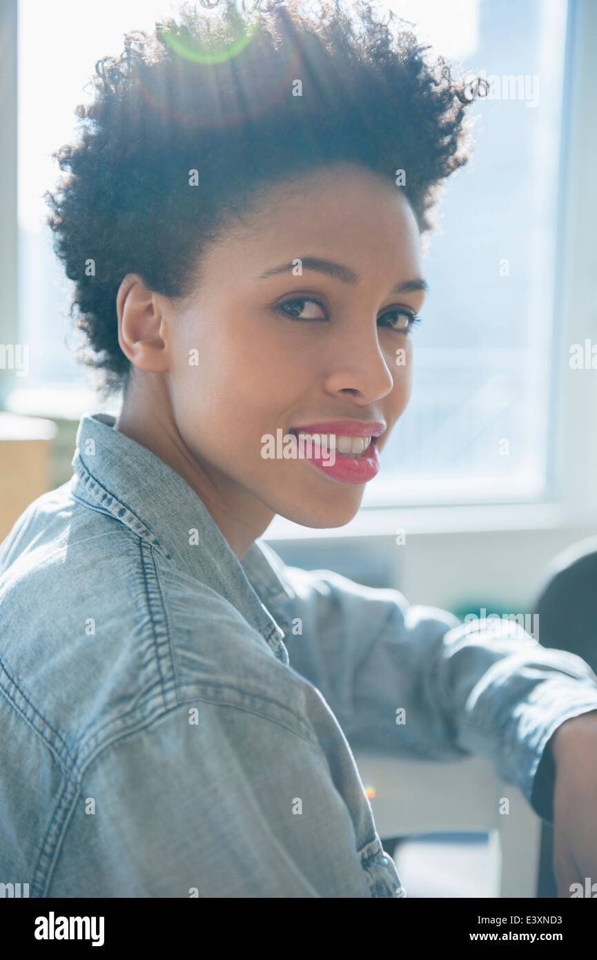Black woman smiling Banque D'Images