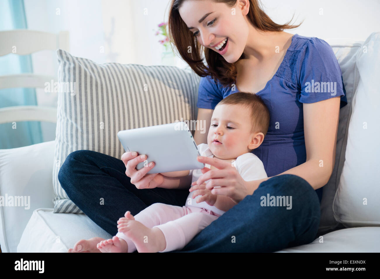 La mère et l'enfant using digital tablet Banque D'Images