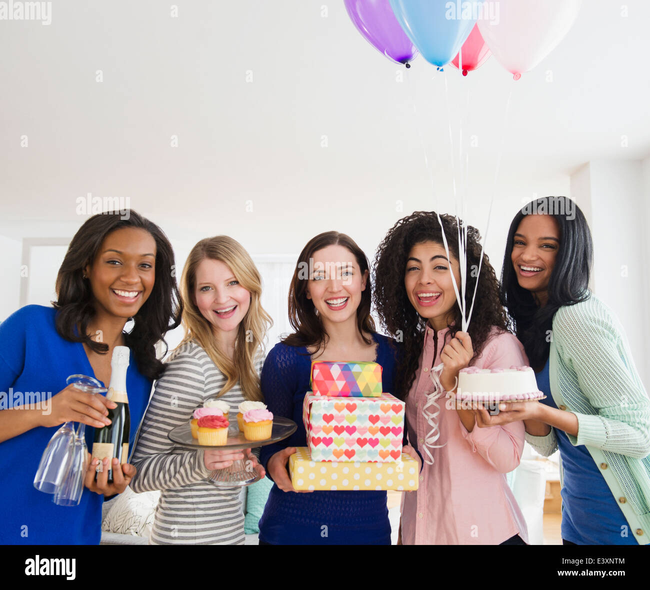 Les femmes ensemble celebrating birthday Banque D'Images