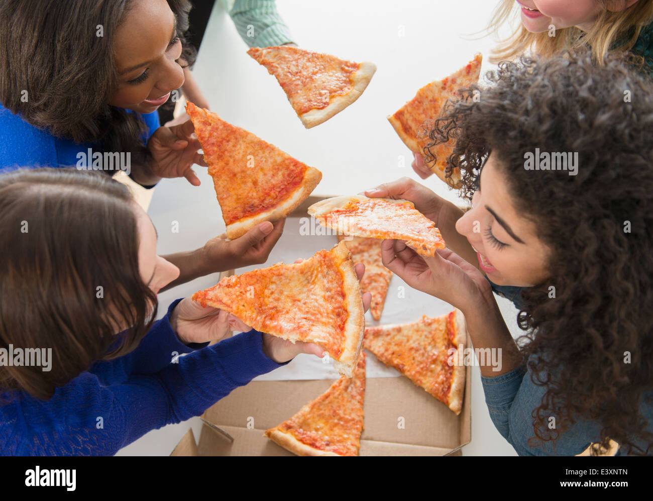 Eating pizza together Banque D'Images