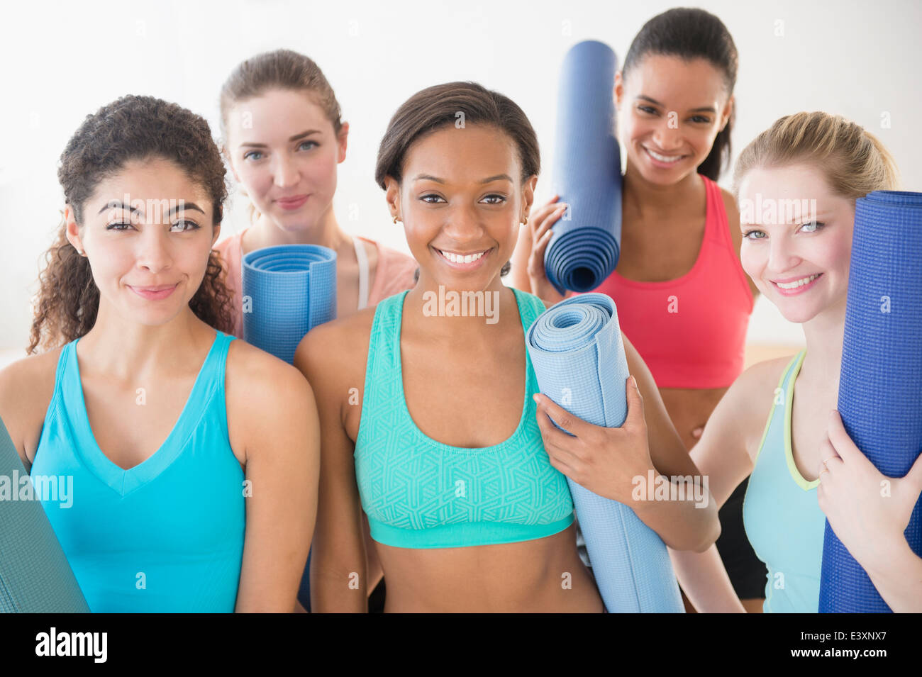 Women smiling together avec des tapis d'entraînement Banque D'Images