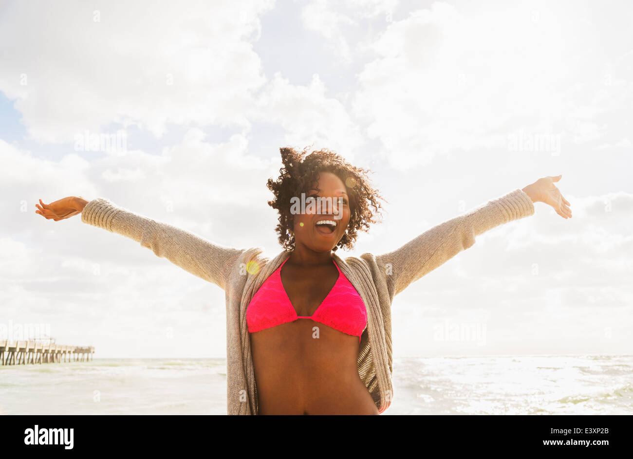 African American Woman cheering on beach Banque D'Images