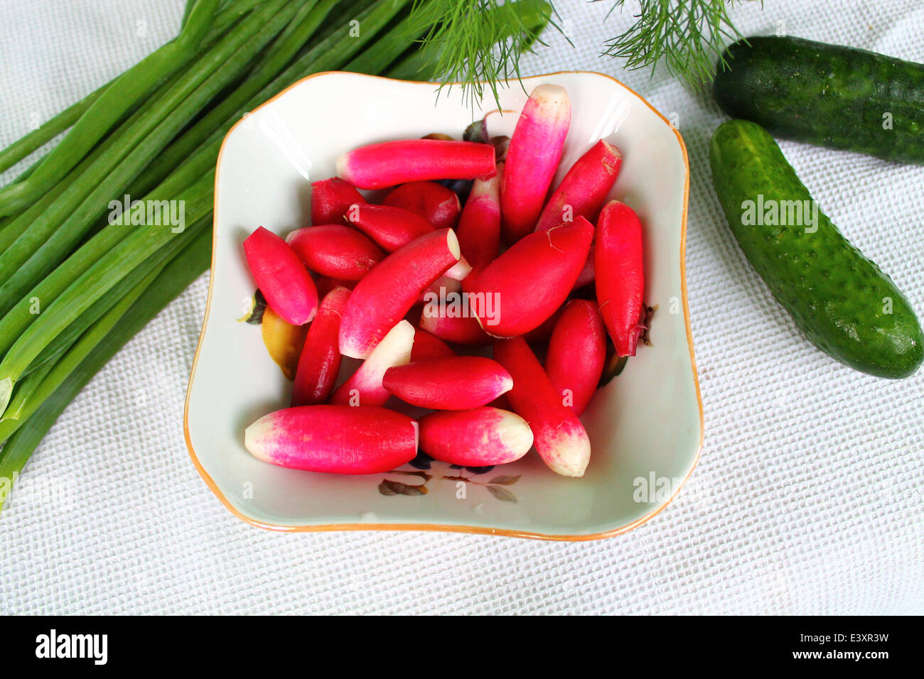 Les légumes appétissants sur la table dans la plaque, Radis croquant rouge, l'oignon vert et sucré concombres, Banque D'Images
