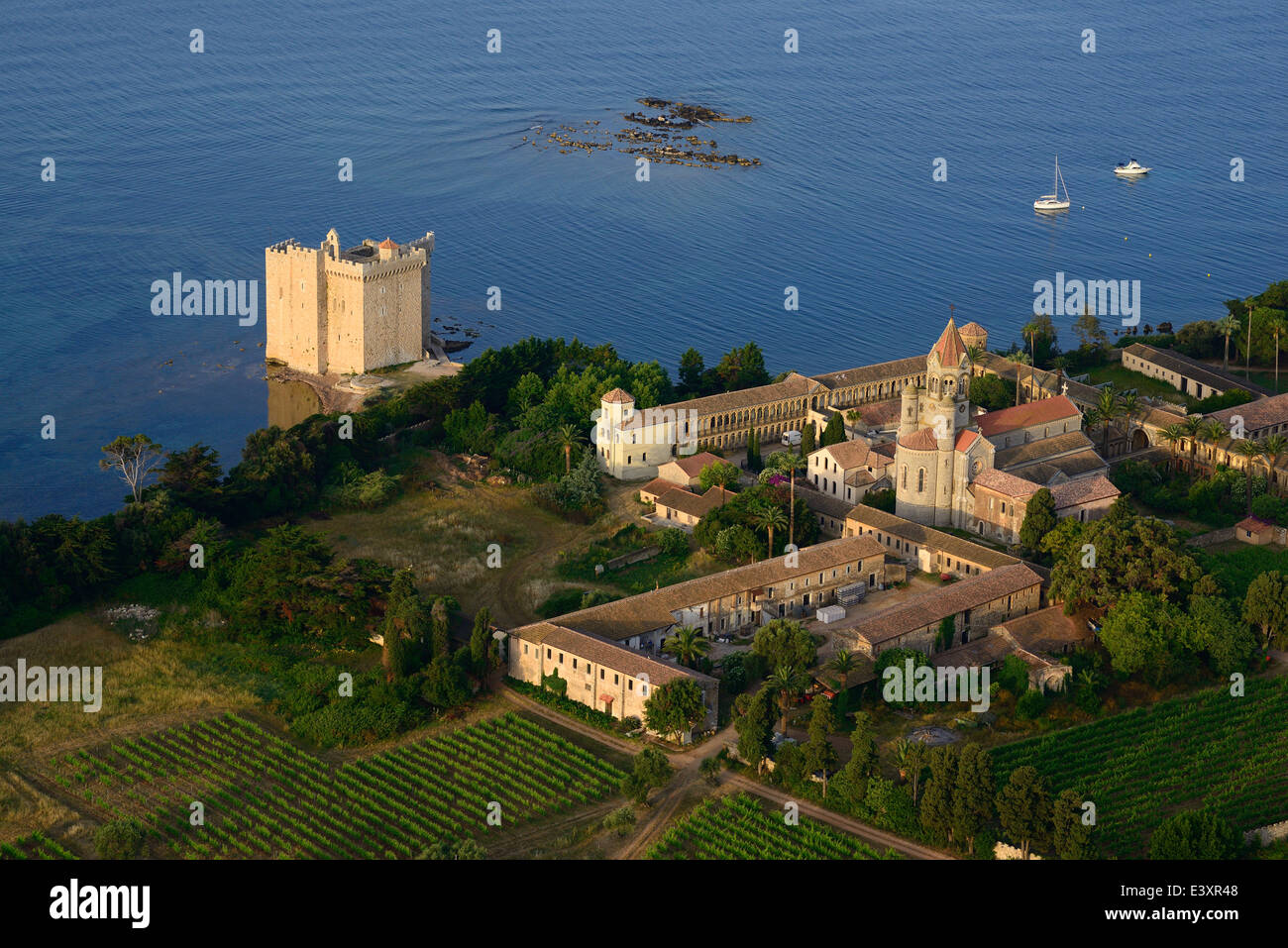 VUE AÉRIENNE.Abbaye de Lérins et forteresse de SaintHonorat.Ile de