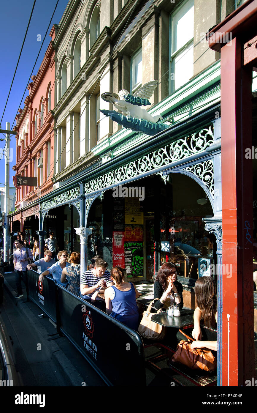 Melbourne, Australie, Brunswick st café / café scène de rue dans le soleil. Banque D'Images