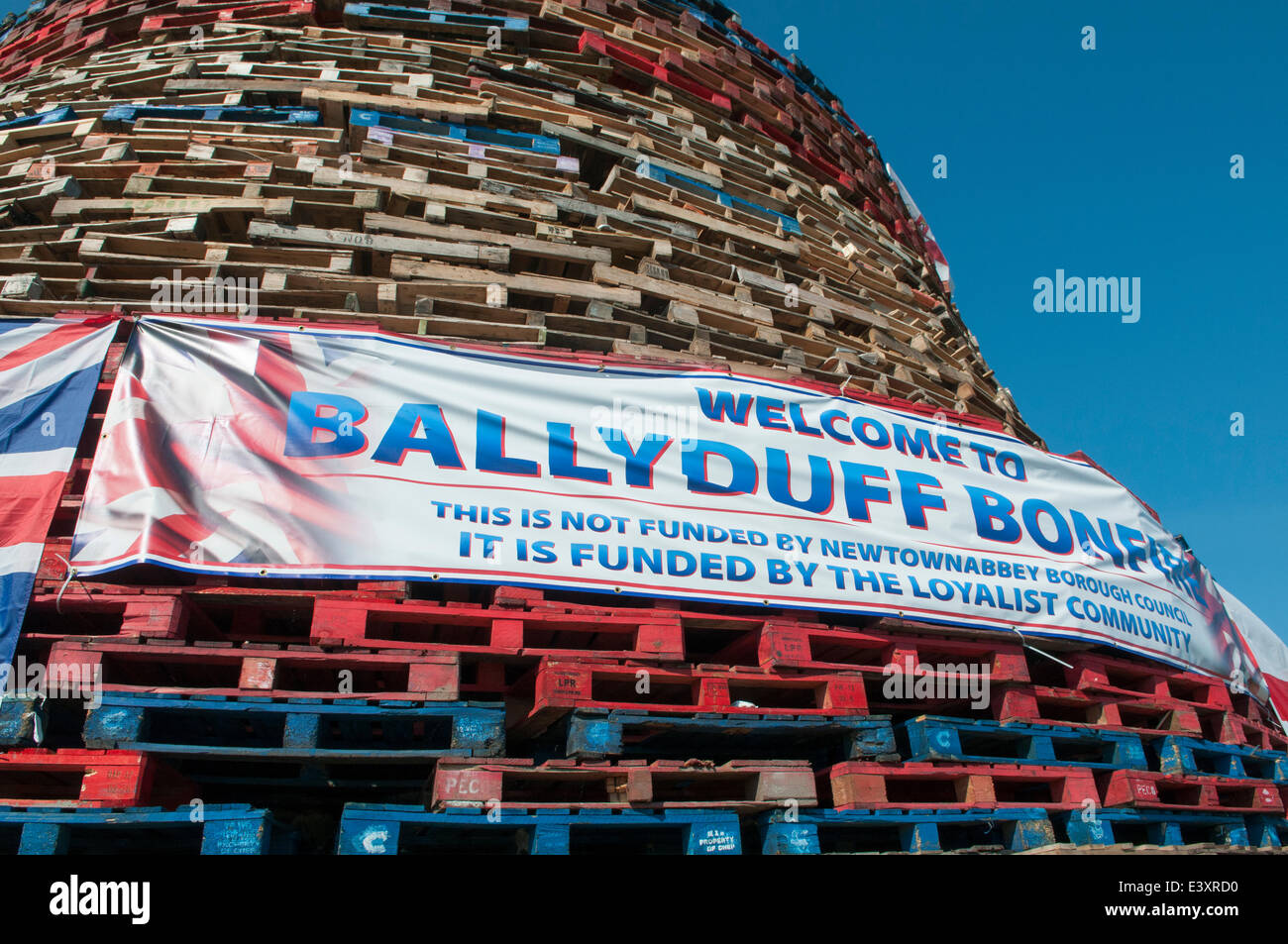 Ballyduff, Newtowabbabbabbabbabbabbabbabbatiale 1st juillet 2014. Un feu de camp controversé est construit sur un site qui a coûté £30 000 de l'argent de contribuables en raison de préoccupations de sécurité au cours des années précédentes. Il a été démontré que les rapports d'utilisation de pneus sur le feu de camp étaient faux. Crédit : Stephen Barnes/Alay Live News Banque D'Images