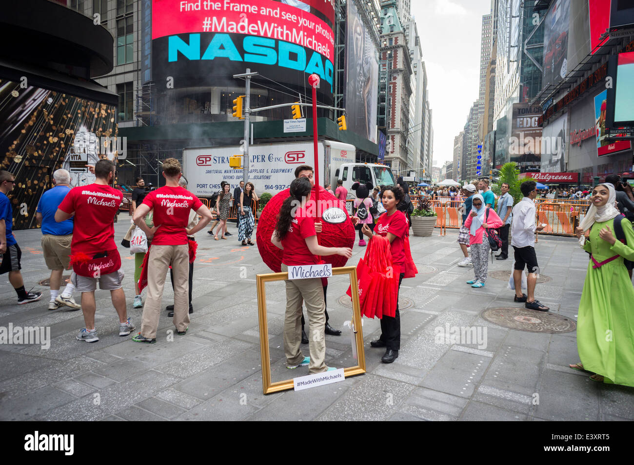 Michaels arts et métiers détaillant un évènement promotionnel à Times Square à New York, en face de la bourse Nasdaq Banque D'Images