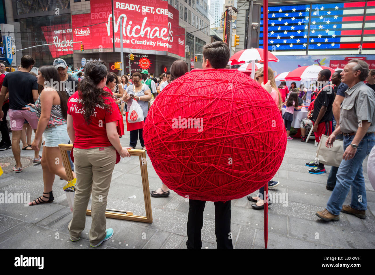 Michaels arts et métiers détaillant un évènement promotionnel à Times Square à New York, en face de la bourse Nasdaq Banque D'Images