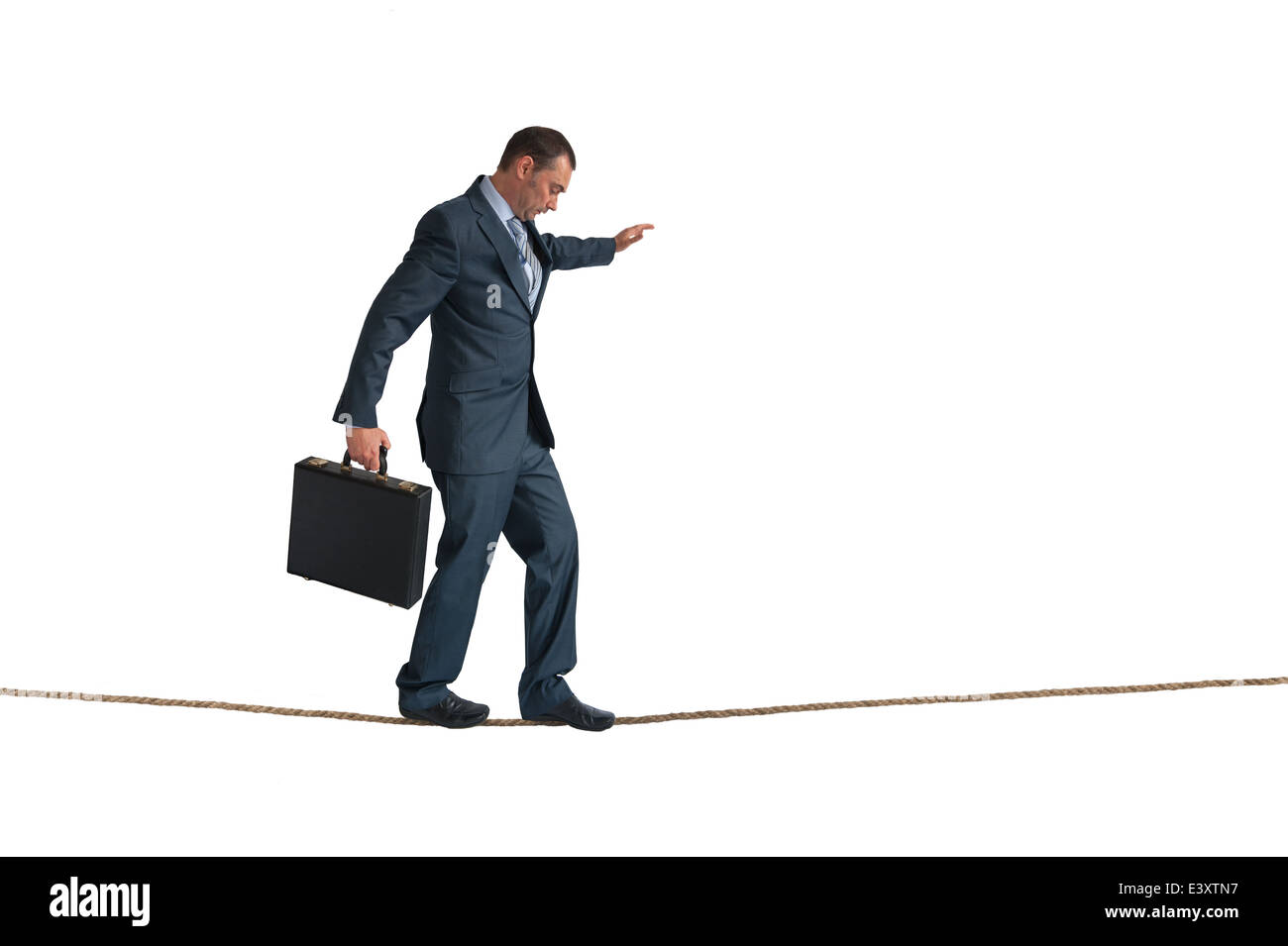 Businessman en équilibre sur une corde raide, isolated on white Banque D'Images