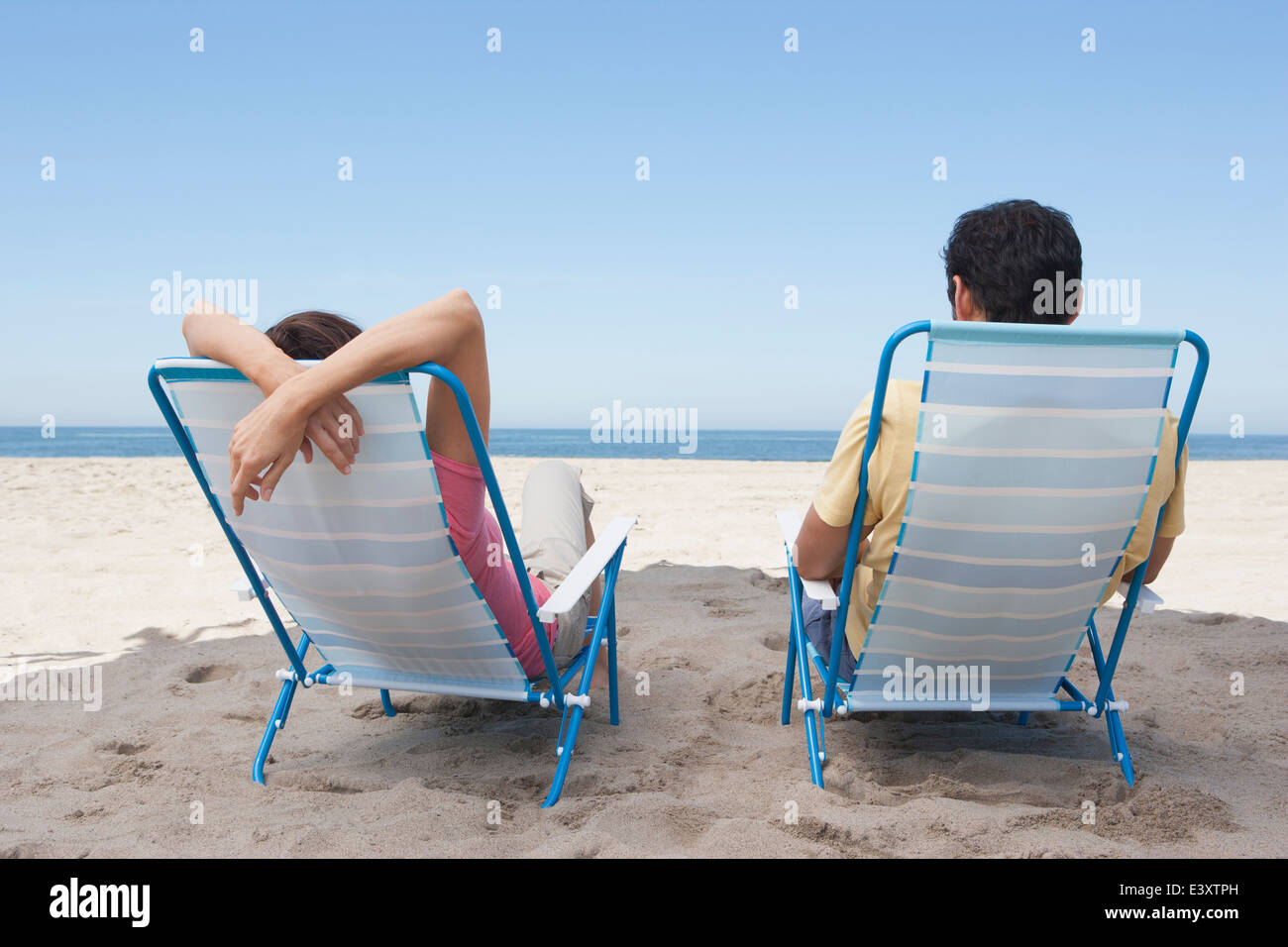 Couple sur des chaises de plage Banque D'Images