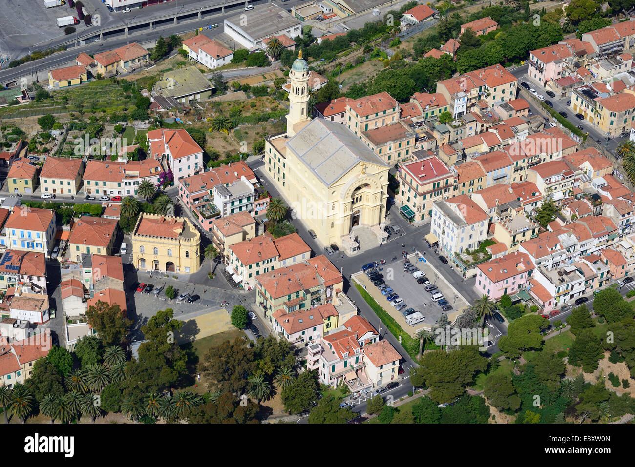 VUE AÉRIENNE.Santuario del Sacro Cuore di Gesù (traduction : Sanctuaire du Sacré cœur de Jésus).Bussana, province d'Imperia, Ligurie, Italie. Banque D'Images