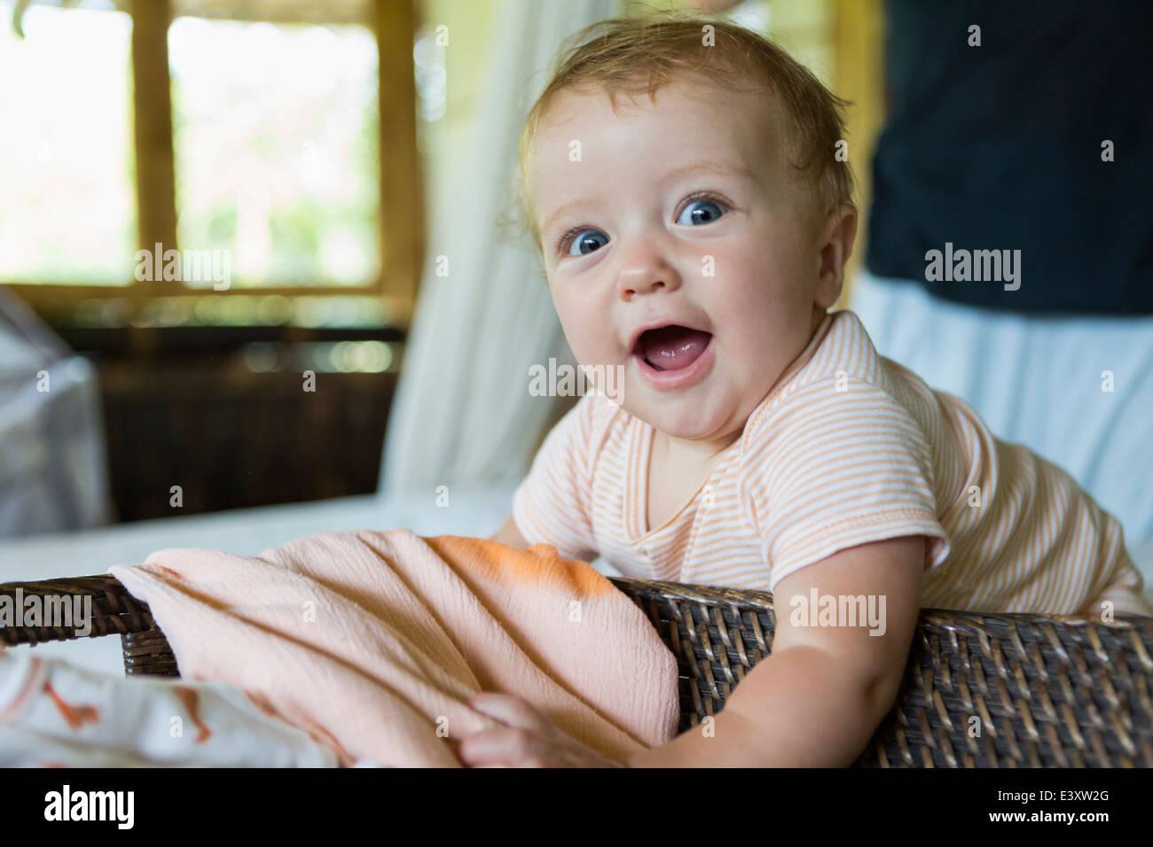 Caucasian baby crawling in bed Banque D'Images