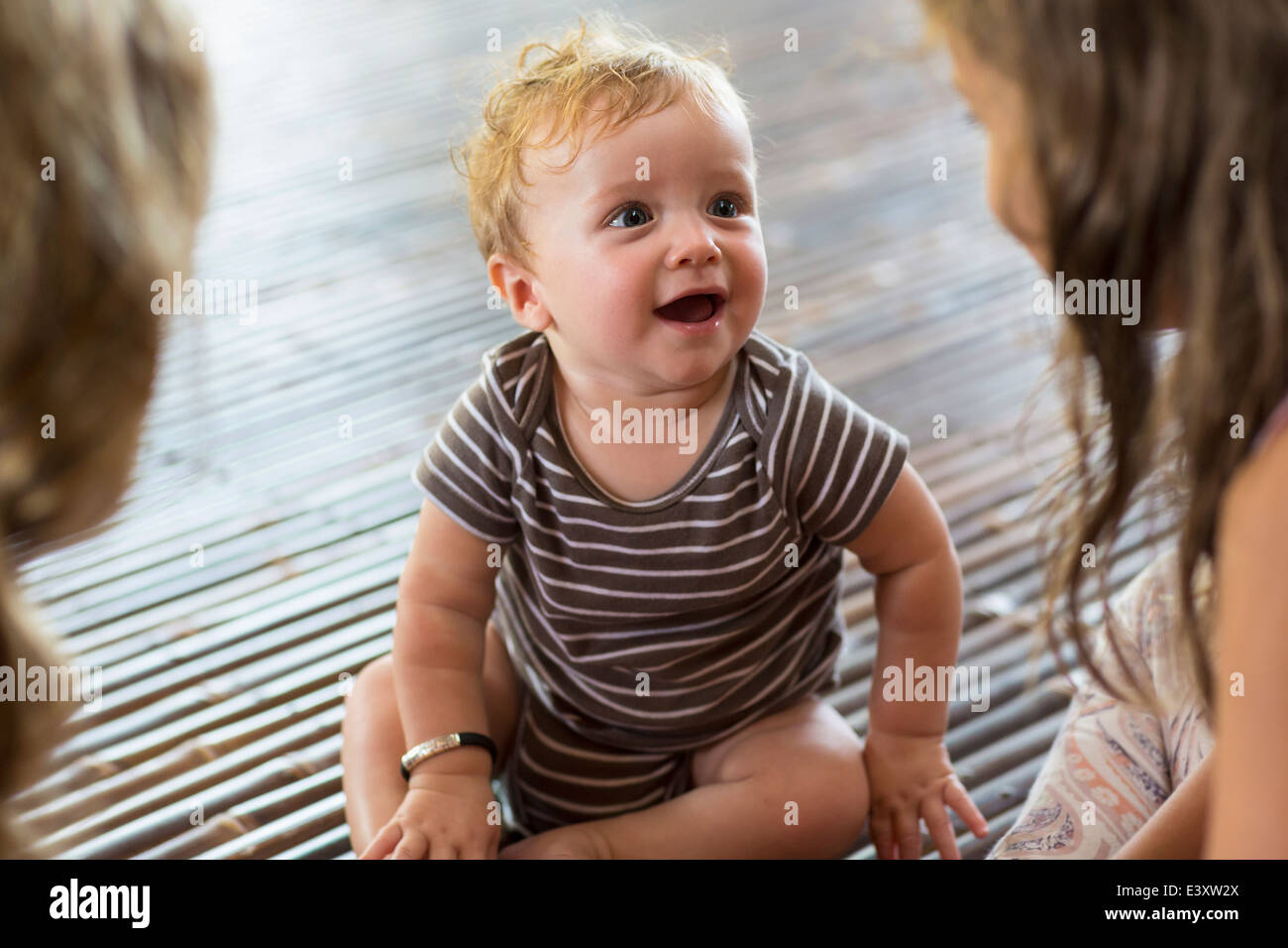 Caucasian children sitting on floor Banque D'Images