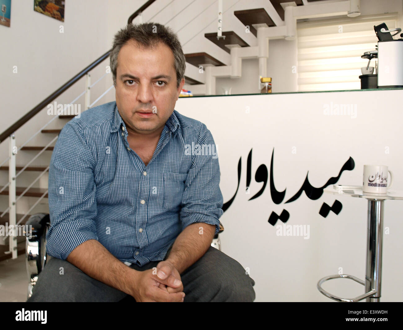 Erbil, Irak. 30 Juin, 2014. L'analyste et ancien conseiller du Président iraquien Jala Talabani,« Hiwa » Osman, siège à Erbil, Irak, 30 juin 2014. L'analyste« Hiwa » Osman, croit que l'euphorie actuelle au Kurdistan ne durera pas longtemps. Pratiquement doubler la taille et population amènera de nombreux problèmes, dit-il. Dpa : Crédit photo alliance/Alamy Live News Banque D'Images