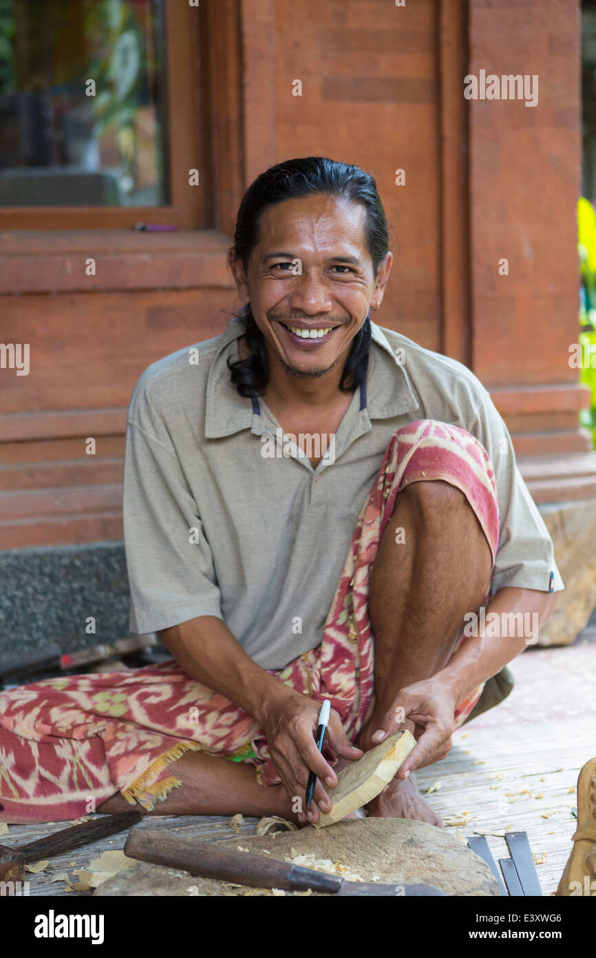 Wood worker smiling et travaillant en studio Banque D'Images