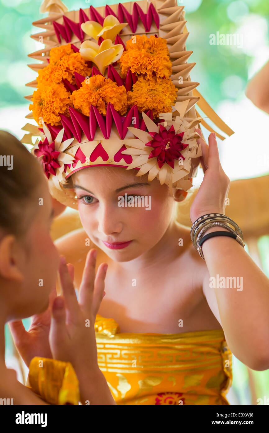 Caucasian girl portant des vêtements traditionnels Balinais Banque D'Images
