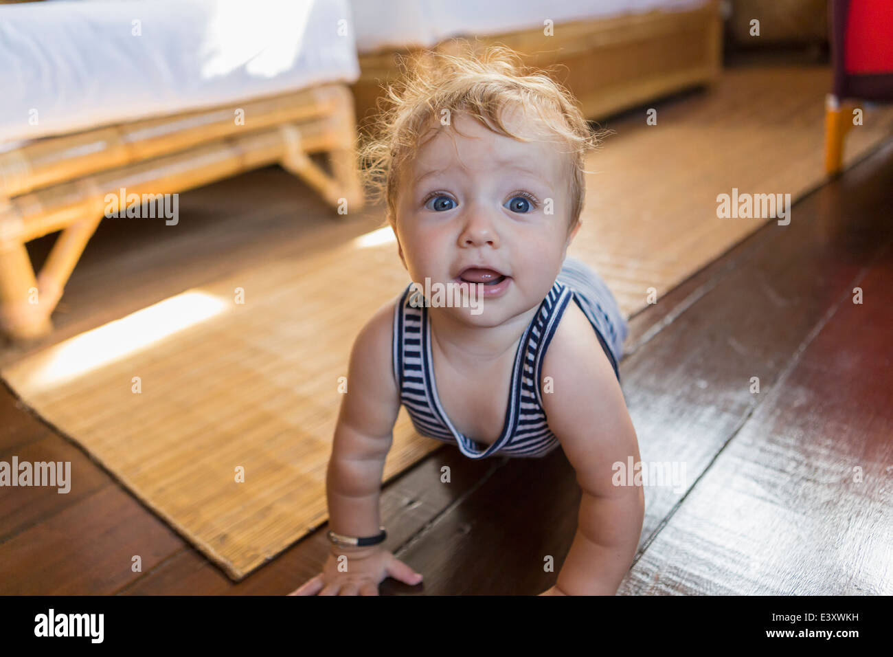 Caucasian baby crawling on floor Banque D'Images