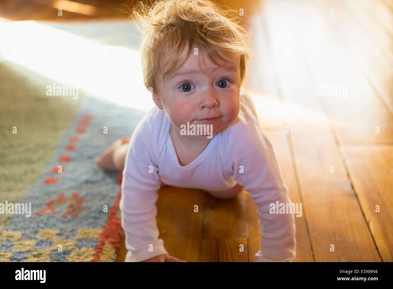 Caucasian baby crawling on floor Banque D'Images