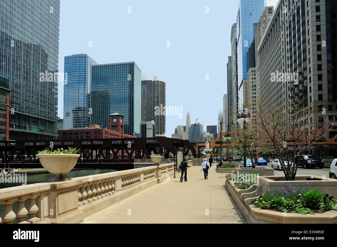 Wacker Drive Chicago trottoir le long de la rivière Chicago et Banque D'Images