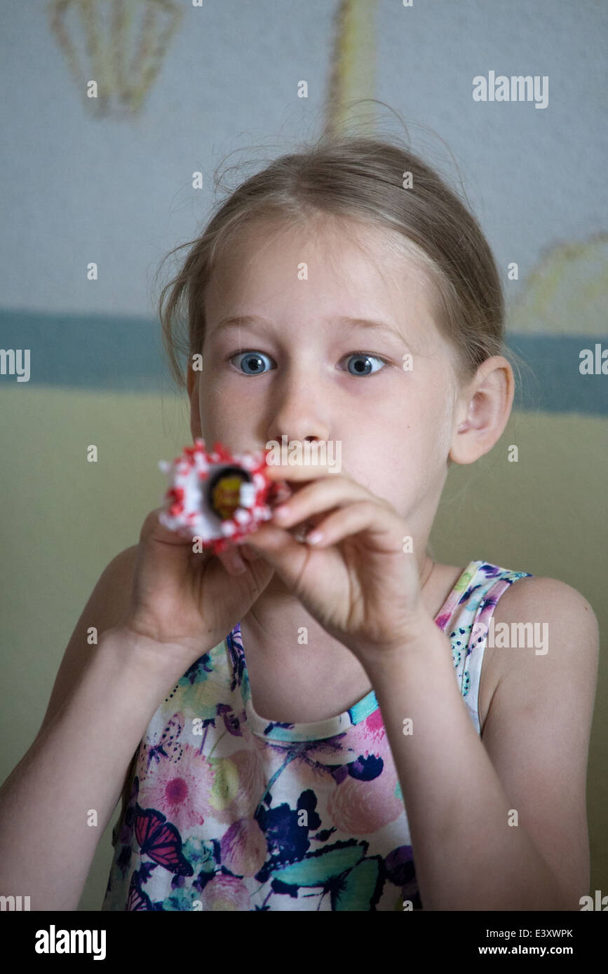 Closeup portrait of small funny girl blow Banque D'Images