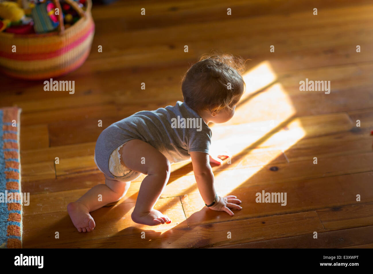 Caucasian baby crawling on floor Banque D'Images