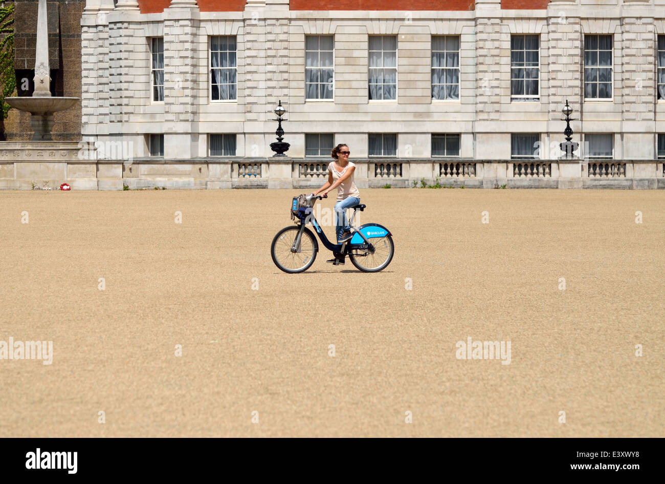 Londres, Angleterre, Royaume-Uni. Woman riding a Bike' dans 'Boris Horse Guards Parade Banque D'Images